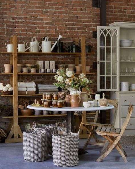 Beautiful Shop Interiors, Floral Shop Displays, Gift Store Display Ideas, Garden Shop Display, Gift Shop Display Ideas, Plant Store Ideas, Farm Shop Ideas, Small Store Display Ideas, Small Gift Shop Interiors