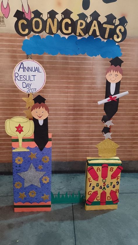 Selfie Board For School, Graduation Day Selfie Corner, Graduation Day Ideas For Preschool, Prize Distribution Ceremony Decoration, Graduation Day Board Decoration, Ptm Decoration School, Graduation Day Decoration For Kids, Result Day Decoration Ideas In School, Selfie Point Ideas For School