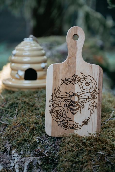 #cuttingboard #customcuttingboard #beecuttingboard #bee #honey #Honeybee #natural #woodland #floralhoneybee #gift #giftforher Avocado Dyeing, Glowforge Projects, Branding Photoshoot Inspiration, Bee Keeper, Christmas Ornaments Gifts, Bee Design, The Bee, Christmas Gifts For Her, Honey Bee