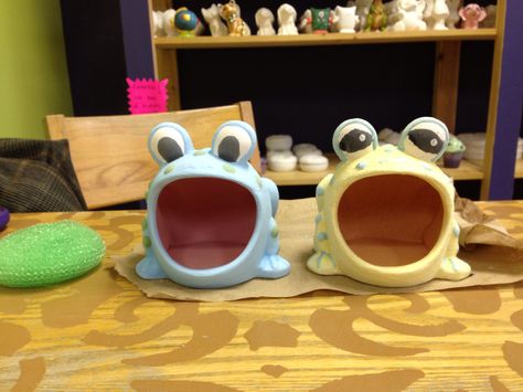 Frogs painted at wet paint Elementary Clay, Clay Monsters, Pinch Pot, Pinch Pots, Pottery Classes, Art Lesson, Lesson Ideas, Exclusive Gift, Art Stuff