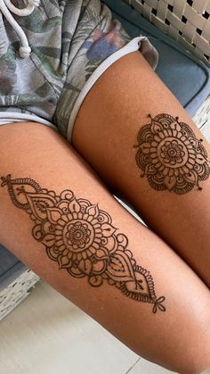 Henna On Thigh, Cool Henna Tattoos, Thigh Henna, Leg Henna Designs, Henna Tattoo Design, Small Henna Designs, Easy Mehndi Designs, Cute Henna Designs, Tattoos Henna