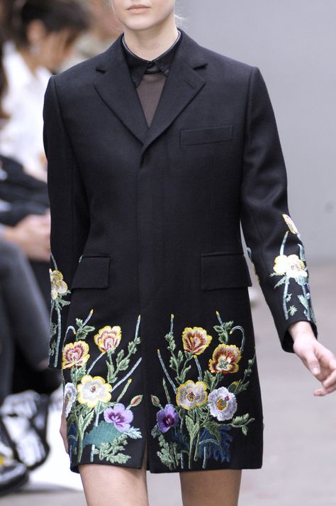 Emblishments Fashion, Haute Couture Style, Sulaman Pita, London Fashion Weeks, Refined Fashion, Embroidered Coat, Prom Outfits, Christopher Kane, Embroidered Clothes