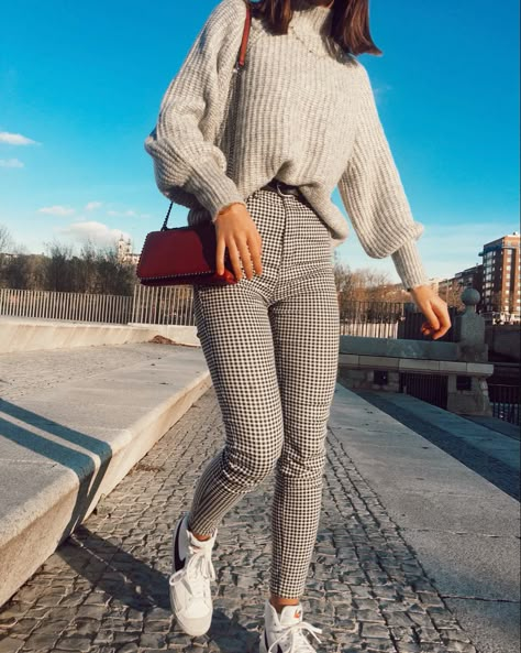 Leggins Cuadros Outfit, Checkered Trousers Outfits, Outfit Pantalon Vino, Winter Office Outfits, Outfits Leggins, Outfit Botas, Winter Pants Outfit, Office Casual Outfit, Beige Outfit