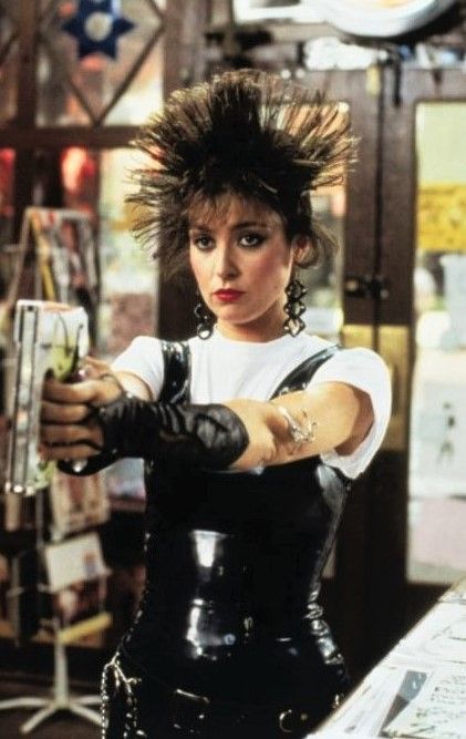 Annie Potts as Iona in Pretty in Pink (1986) Pretty In Pink Movie, John Hughes Movies, Jon Cryer, Annie Potts, Pink Movies, Requiem For A Dream, Teens Movies, John Hughes, New Retro Wave