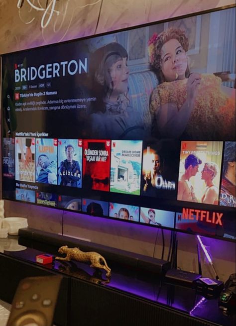 bridgerton / netflix / netflix&chill / movie night Netflix And Chill Aesthetic, Netflix And Chill Tumblr, Huge Tv, Birth Pictures, Netflix Chill, Buyer Persona, Film Netflix, Cute Tumblr Pictures, Architecture Design Concept