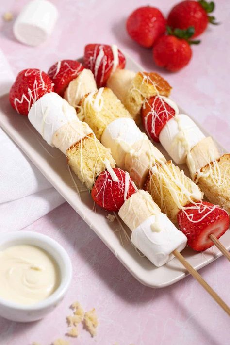 Next time you have leftover pound cake, cut it into cubes and make easy dessert skewers with fruit and cake pieces. Drizzle the kabobs with melted white chocolate to add some class. Kebabs Skewers, Dessert Kabobs, Dessert Skewers, Melted White Chocolate, Hot Chocolate Milk, Chocolate Melting Wafers, Fruit Skewers, Cake Pop Sticks, Dessert For Two