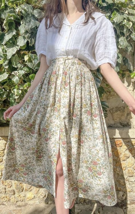 Pretty Long Skirt Outfits, Summer Outfit Cottagecore, Tea Party Outfit Casual, How To Style A Floral Skirt, Cottagecore Skirt Outfit, Cottegcore Outfit, Floral Skirt Outfits Aesthetic, Simple Cottagecore Outfit, Spring Cottagecore Outfits