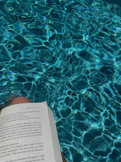 Pool And Book Aesthetic, Pool Picture Aesthetic, Book Pool Aesthetic, Books Summer Aesthetic, Aesthetic Water Pictures, Reading By The Pool Aesthetic, Girl In Pool Aesthetic, Piscinas Aesthetic, Pool Asthetic Picture