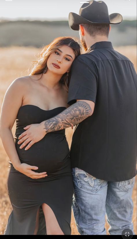 Maternity Shoot Ideas For Couples, Maternity Photo Shoot Ideas With Husband, Western Maturity Photoshoot, Maternity Photos Western, Country Pregnancy Outfits, Vaquera Maternity Shoot, Western Maternity Photography, Vaquero Maternity Shoot, Country Maternity Shoot