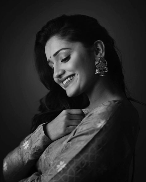 Hruta on Instagram: “🖤 Clicked By @deepali_td 🤗” Marathi Status Love, Hruta Durgule Hd Photos, Hruta Durgule Hd Photos Instagram New, Hruta Durgule, Birthday Banner Background Hd, Marathi Status, Virat Kohli Wallpapers, Banner Background Hd, Drawing Portraits