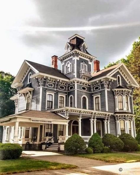 Exterior Victorian House, House Plans Victorian, Victorian Mansion Exterior, Victorian Homes Exterior, Victorian Exterior, Victorian House Plans, Victorian Style House, Old Victorian Homes, Mansion Exterior