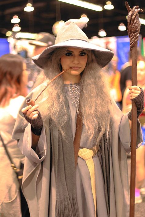 Female Gandalf, Gender Bend Cosplay, Hobbit Cosplay, Hobbit Costume, Female Wizard, Lotr Costume, Comic Con Costumes, Wizard Costume, Festa Harry Potter