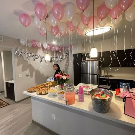 Birthday Kitchen Decorations, Living Room Birthday Party Setup, Home Bday Party Ideas, Birthday Apartment Decorations, Kitchen Birthday Decorations, Party In Apartment, Birthday House Decorations, House Birthday Decorations, Living Room Birthday Party Decor