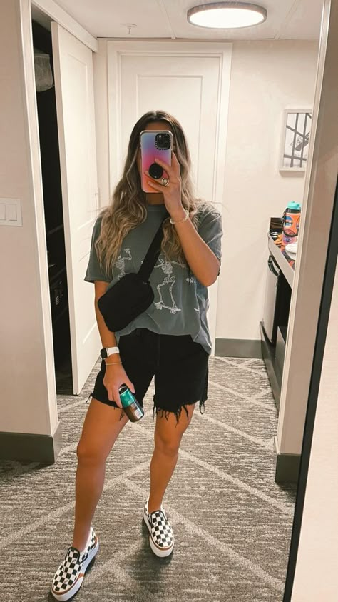 Vans Outfit Summer Shorts, Levis Mid Thigh Shorts Outfit, Park Attire Casual Outfits, Kim Wolfe Style, Teacher Outfits Platform Converse, Boho Vans Outfit, Black Romper Outfit Casual Street Styles, Upnorth Outfits, Vans Outfit Street Style