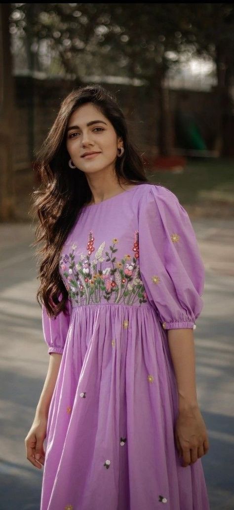 Frock Design Kurti, Frock Simple Designs, Kurti Sewing Ideas, Trendy Long Frocks For Women, Frock Embroidery Designs For Women, Hands Dress Designs, Short Frocks For Women Fashion Outfits, Maternity Frocks Indian, New Frock Designs Dresses For Women