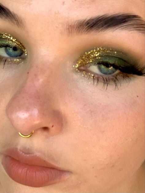 Eye Makeup With Hearts, Green Prom Makeup, Good Apple Foundation, Apple Foundation, Makeup Ideas Aesthetic, Golden Eye Makeup, Make Up Gold, Swag Makeup, Ethereal Makeup