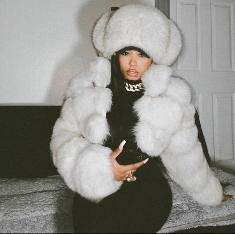 Layered Winter Outfits, Fur Coat Outfit, Fur Headband, White Fur, Formal Outfit, Street Style Looks, Trendy Fashion Women, Winter Fashion Outfits, Winter Looks