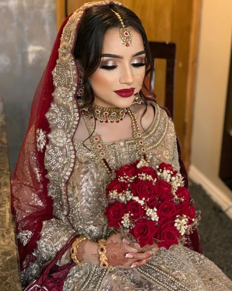 Hairstyle For Pakistani Bride, Baraat Makeup Look Pakistani, Baraat Bridal Makeup, Bridal Hair With Dupatta, Bridal Make Up Pakistani Bride Makeup, Desi Wedding Makeup Looks, Pakistani Bridal Updo, Wedding Day Looks Brides, Baraat Makeup Look