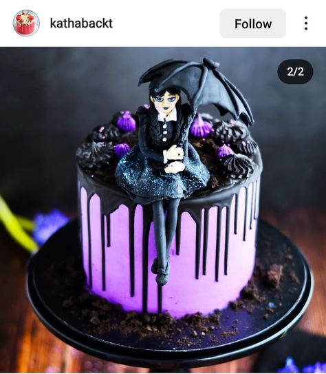 Thing Cake Addams Family, Wednesday Addams Themed Cake, Small Wednesday Addams Cake, Easy Wednesday Addams Cake, Wednesday Inspired Cake, Wendsday Cake Ideas, Wednesday Cake Design, Birthday Cake Wednesday Addams, Wednesday Themed Birthday Cake