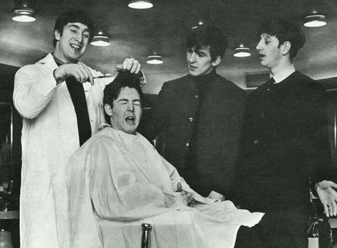 John the barber. Beatles Quotes, Beatles Funny, Richard Starkey, Beatles Love, Beatles Photos, Beatles Pictures, Beatles John, Yoko Ono, Beatles Songs