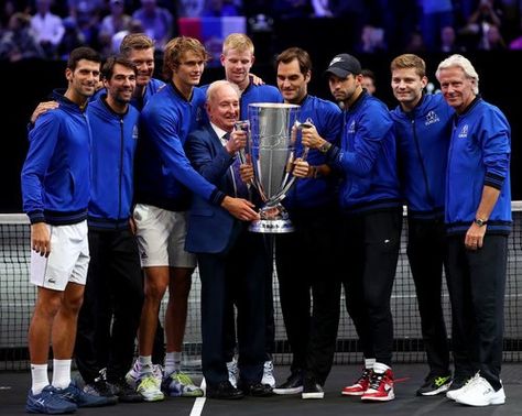 Former tennis player Rod Laver of Australia and Team Europe pose with the trophy after their Men's Singles match on day three to win the 2018 Laver Cup at the United Center on September 23, 2018 in Chicago, Illinois. Laver Cup Tennis, Laver Cup Team Europe, Rod Laver, John Mcenroe, Alexander Zverev, Football Tournament, United Center, Star City, Rafa Nadal