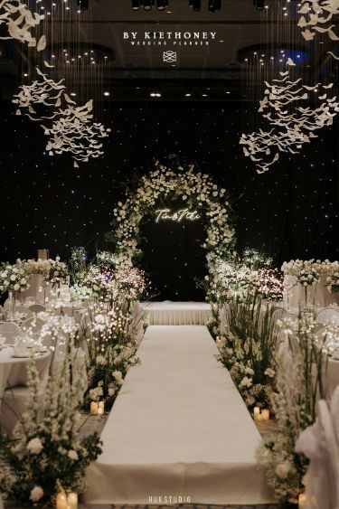 Wedding Ballroom Decor, Indoor Wedding Decorations, Nikah Decor, White Wedding Decorations, Wedding Hall Decorations, Indoor Wedding Receptions, Wedding Background Decoration, Wedding Reception Backdrop, Wedding Reception Design