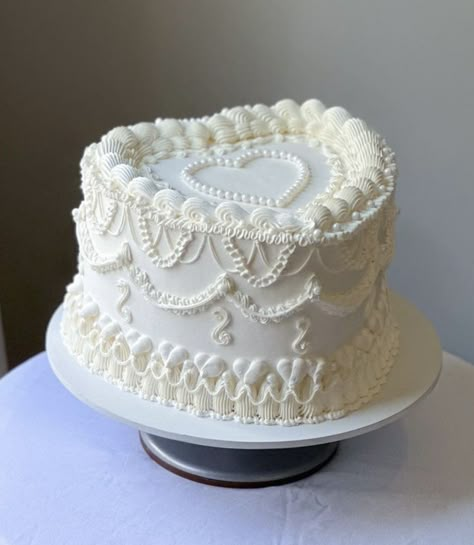 Heart Wedding Cake Vintage, Wedding Cakes With Hearts, Birthday Dessert Ideas, Bridgerton Theme Party, Starlight Wedding, Baking Drawing, Pearl Wedding Cake, Vintage White Wedding, Elopement Cake