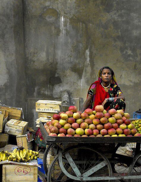 Fruit seller: colors of India. Fresh Fruit Recipes, We Are The World, Rishikesh, Varanasi, South Asia, Food Market, People Of The World, Incredible India, India Travel