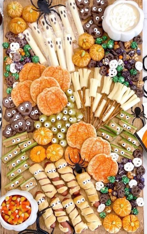 Charbooterie Board, Halloween Marathon, Halloween Food Snacks, Halloween Platter, Halloween Charcuterie, Halloween Buffet, Halloween Snacks For Kids, Halloween Breakfast, Spooky Food