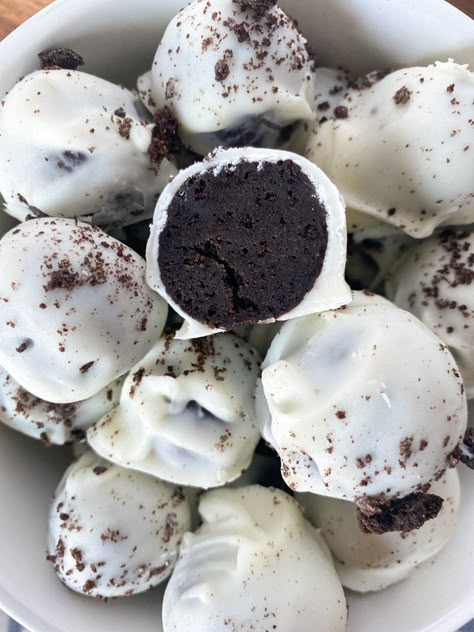 Easy 3 Ingredient Oreo Balls - The Simple Homeplace Oreo Cheese Ball, Best Oreo Balls, Black Snacks, Oreo Balls Recipe 3 Ingredients, Oreo Snack, Oreo Cake Balls, Oreo Balls Recipe, Oreo Ball, Oreo Cake Pops