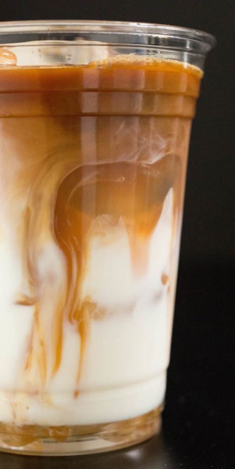 Tech Apartment, Nespresso Drinks, Iced Caramel Macchiato Starbucks, Homemade Starbucks Recipes, Ice Cappuccino, Iced Caramel Macchiato Recipe, Caramel Macchiato Starbucks, Caramel Macchiato Recipe, Homemade Starbucks