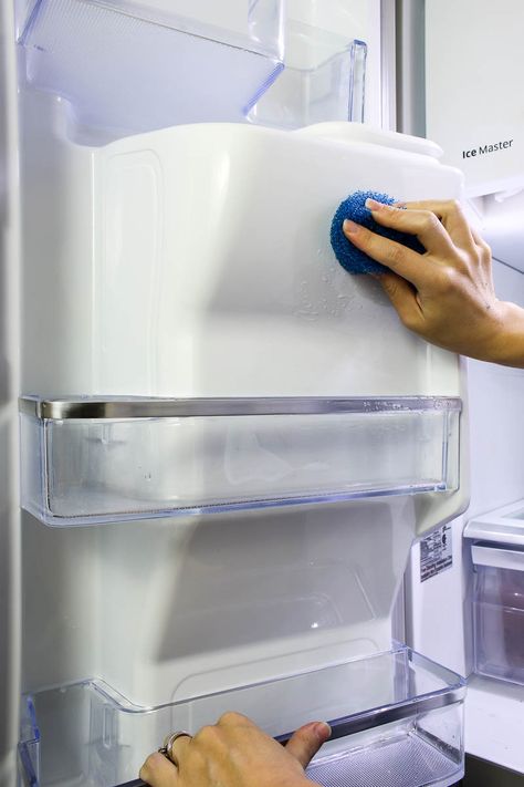 Looking for an easy way to clean out that funny smell coming from your fridge? Follow these simple steps for how to deep clean your refrigerator with NO chemicals. You'll love all the of the DIY tips included. #clean #DIY #refrigerator #cleaning #springcleaning Cleaning Refrigerator, Fridge Cleaning, Cleaning The Fridge, Cleaning Fridge, Deep Cleaning Fridge, Cleaning The Fridge Tips, Deep Cleaning Refrigerator, Fridge Deep Clean, How To Clean Refrigerator