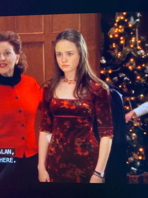 Rory Gilmore Christmas Dress, Rory Gilmore Christmas, Rory Gilmore Fits, Gilmore Christmas, Gilmore Girls Christmas, Fame Dr Outfits, Cut Outfits, Rory Gilmore Style, Gilmore Girls Fashion