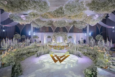 Dreamy Wedding Reception Indoor, Indoor Garden Wedding Ceremony, Garden Party Wedding Indoor, Indoor Garden Wedding Reception, Wedding Manifestation, Luxury Wedding Reception, Indoor Wedding Reception, Indoor Garden Wedding, Indoor Wedding Receptions