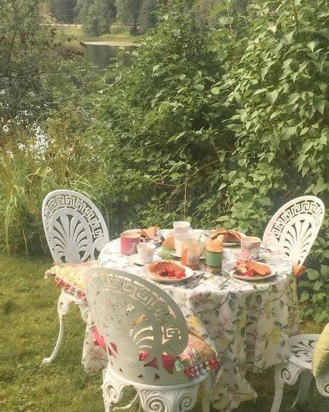 Cottagecore Tea Party, Cottagecore Houses, Breakfast In The Garden, Cottagecore Tea, Pretty Breakfast, Calm Life, Cottagecore Garden, Picnic Inspiration, Cottage Aesthetic