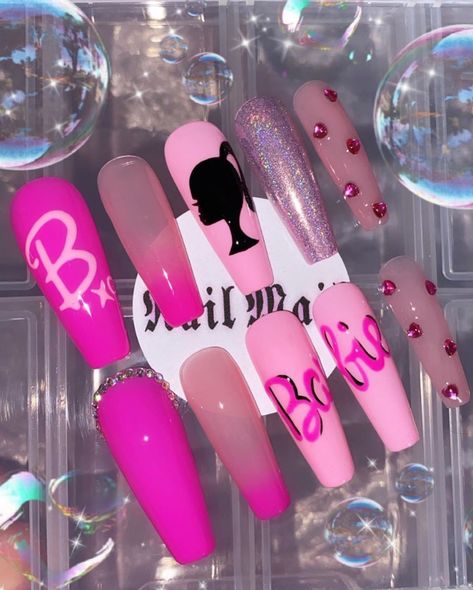 𝕹𝖆𝖎𝖑 𝕸𝖆𝖎𝖑 on Instagram: “Because you’re never too old for Barbie 💅🏽💕 CUSTOM SET. All art is hand-painted ��💖…” Nails Grunge, Disney Acrylic Nails, Pop Art Nails, Painted Nails, Cute Acrylic Nail Designs, Long Acrylic Nails Coffin, Disney Nails, White Nail, Pink Acrylic Nails