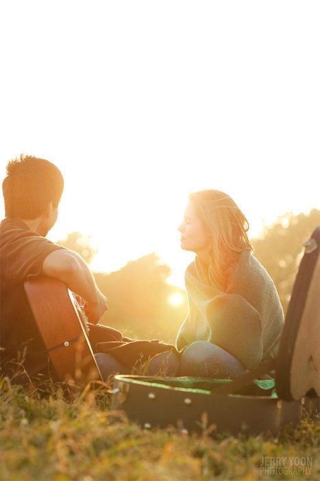 Country Couple Pictures, Wedding Fotos, Country Couples, Guitar Photos, Guitar Photography, Engagement Pictures Poses, Best Acoustic Guitar, Couple Picture Poses, Guitar Songs