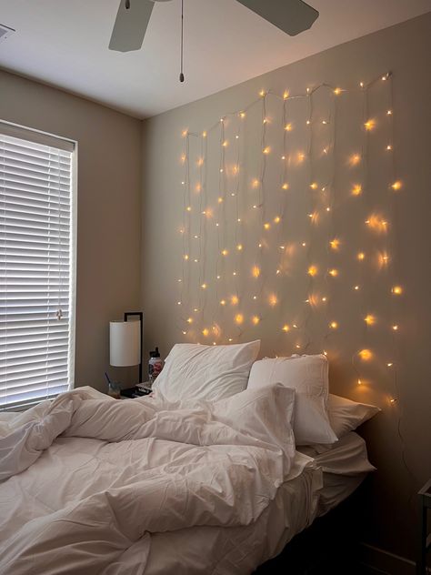 Fairy Lights Bedroom Wall, Tufted Headboard Bedroom, Room Decor Ideas Aesthetic, Chic Room Decor, Aesthetics Room Decor, Decor Bedroom Aesthetic, Hanging Bedroom Lights, Room Decor For Men, Fairy Lights Room