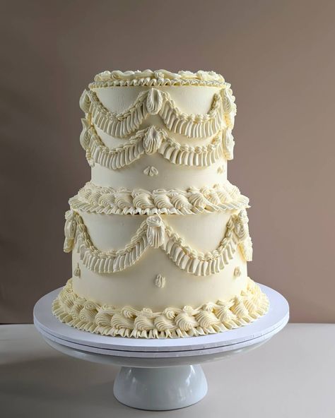 ✨ Elegance meets tradition with this stunning Lambeth-style wedding cake! ✨ The intricate piping and timeless design bring together old-world charm and contemporary luxury, perfect for couples looking to add a touch of vintage sophistication to their big day. 💍 Handcrafted with love and decorated with exquisite detail, this beauty is coated in a silky Swiss meringue buttercream, ensuring both stability and a luxe finish. 🍰✨ This pattern was achieved using @rosiesdessertspot Lambeth cake ste... Vintage Buttercream Cake, Lambeth Cake, Meringue Buttercream, Swiss Meringue Buttercream, Swiss Meringue, Tiered Wedding Cake, Contemporary Luxury, Buttercream Cake, Old World Charm