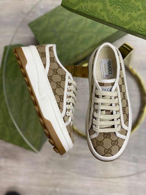 Gucci Shoes Outfit, Bag Ads, Tenis Gucci, Bag Advertisement, Trendy Shoes Sneakers, Luxury Bags Collection, Fashion Shoes Heels, Shoe Wishlist, Ladies Bag