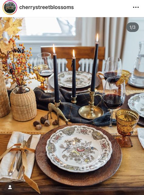 Thanksgiving Decorations Table, Thanksgiving Decor Ideas, Thanksgiving Plates, Thanksgiving Dinner Table, Interior Design Boards, Fall Table Settings, Thanksgiving Table Settings, Thanksgiving Tablescapes, Fall Decoration