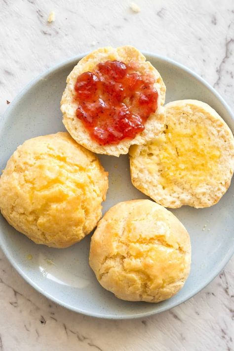 Fluffy, flaky, buttery vegan biscuits made with 5 simple ingredients! No yeast, no eggs, and no dairy needed- They take just 15 minutes tops! Vegan, Gluten Free, Dairy Free. Almond Flour Biscuits, Savoury Slice, Vegan Bread Recipe, Vegan Biscuits, Keto Biscuits, Table D Hote, Homemade Nutella, Boiled Egg Diet Plan, No Dairy