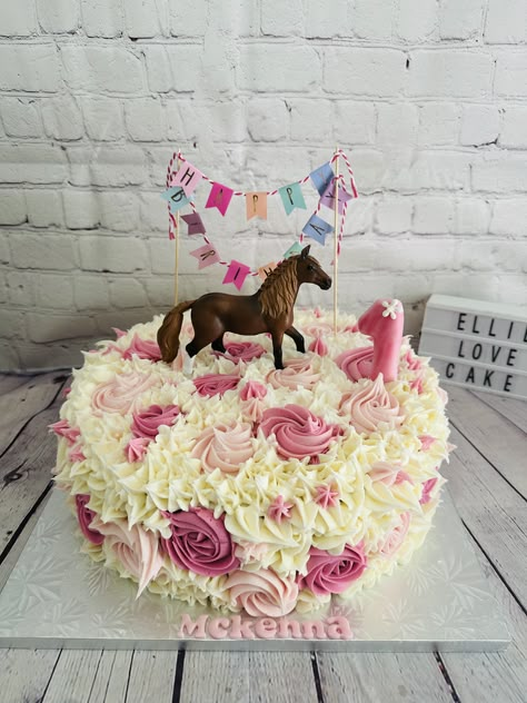 Floral Horse Cake, Horses Cake Ideas, Horse Birthday Cake Girl, Horse Theme Cake, Cowgirl Birthday Party Ideas, Horse Theme Birthday Party, Cowgirl Party Decorations, Horse Birthday Cake, Cowboy Cakes