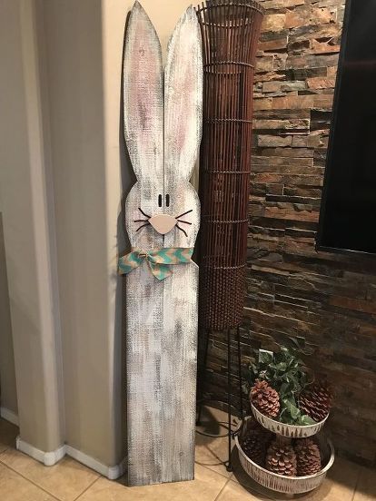 When you think of Easter, you think of bunnies! I made these adorable bunnies from wood fence boards. It was pretty easy and I'm excited to set them out for Easter! Here's how I made them- They essentially are made from two fence boards, and are perfectly symmetrical. It's easy to make the shape, you just cut out one half on one board, and then the other half on another. First draw half a bunny on one board. I used a round bucket to make the semi circle for the face. Then I drew… Diy Wood Easter Projects, Wood Bunny Cutouts, Spring Wood Projects, Easter Signs Wooden, Easter Wood Cutouts, Easter Wood Projects, Wood Easter Bunny, Diy – Velikonoce, Bunny Diy