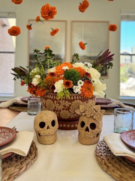 Mexican Fall Decorations, Gothic Mexican Decor, Mexican Floral Arrangements, Mexican Aesthetic Home Decor, Mexican Barro Decor, Hispanic Home Decor, Mexican Modern Wedding, Mexican Decor Ideas, Rustic Mexican Home Decor