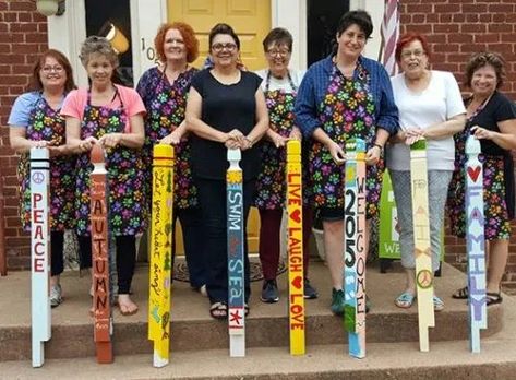 Garden Poles Painted, Peace Poles Diy Ideas, Garden Posts Decorative, Peace Pole Diy, Peace Poles, Peace Garden, Peace Pole, Yard Art Crafts, Garden Totem