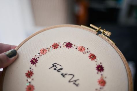 💍💒🩷✨ Après les broderies de naissance, une couronne de fleurs pour un mariage . #Stitching #dmcfrance #embroidery #broderie #frenchstitchers #modernembroidery #broderiemoderne #dmc #dmcthread Stitching, Embroidery, Cross Stitching