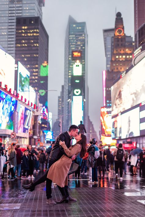 Romantic New York City engagement photo of couple dipping in street at Times Square Time Square Photo Ideas, Time Square Outfit, Ny Couple Pictures, Pictures In New York Ideas, New York Family Photos, Couple In City, City Love, New York Date, New York Love