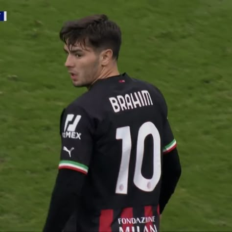 Ac Milan Players, Avatar Football, Brahim Diaz, Handsome Football Players, Real Madrid Shirt, Milan Football, Soccer Boyfriend, Taper Fade Haircut, Real Madrid Wallpapers