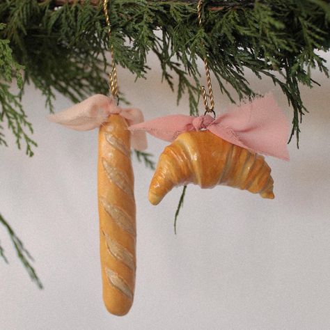 Ceramics baguette and croissant chriatmas tree ornaments by Alexzandra Hartje Clay Christmas Decorations, Food Ornaments, Clay Ornaments, Pottery Crafts, Ceramics Pottery Art, Ceramics Ideas Pottery, Diy Clay Crafts, Clay Ceramics, Art Festival